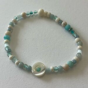 Elegant Beaded Bracelet in Blue and White